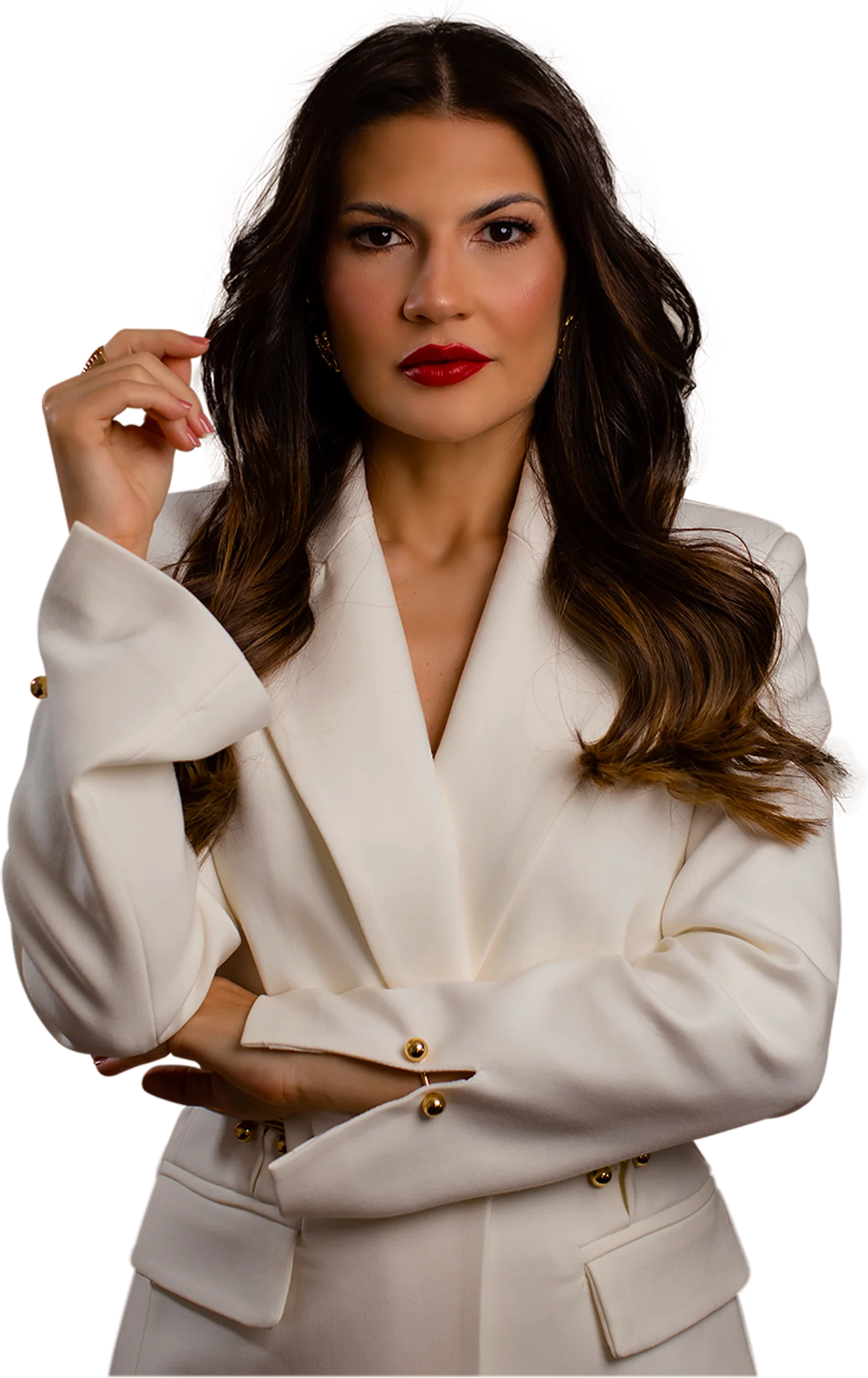 Dra. Etianne Andrade, de blazer branco, olhando para a câmera