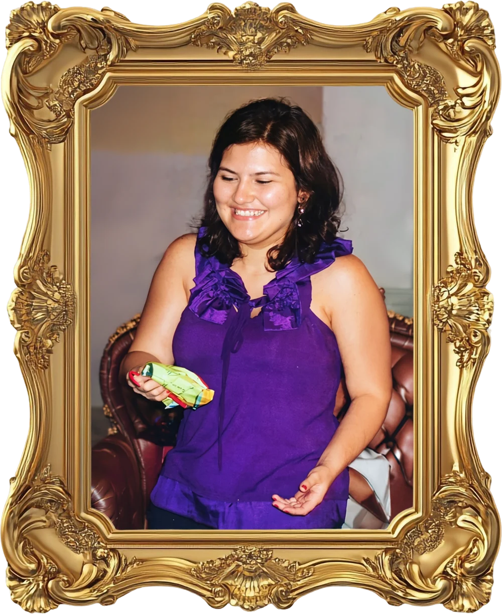Dra. Etianne em foto antiga, antes da transformação, sorrindo com blusa roxa