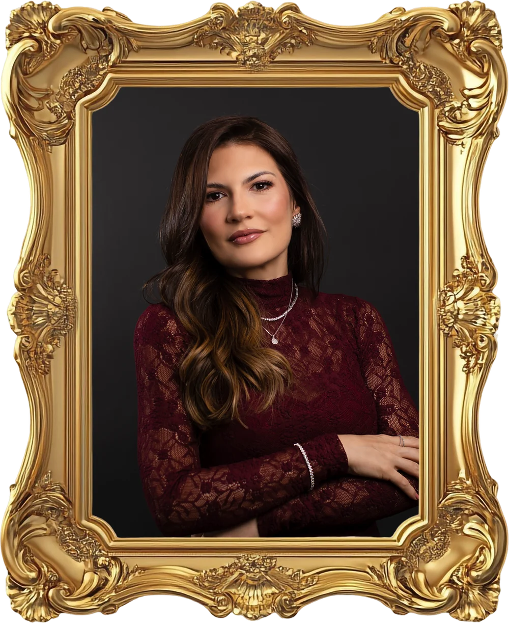 Dra. Etianne em retrato atual, de blusa de renda vinho, depois da transformação
